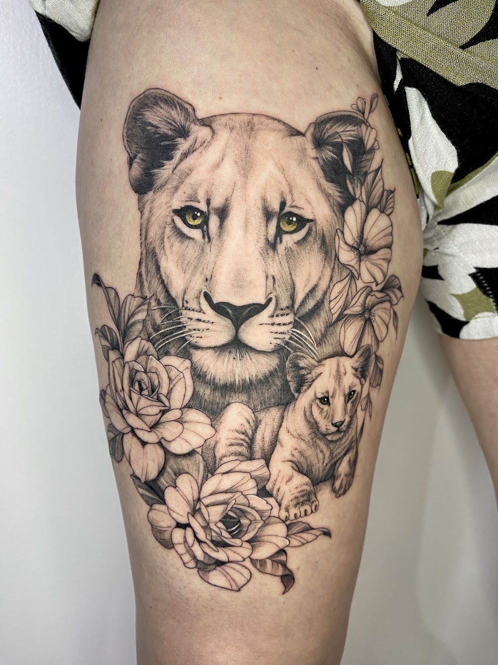 Tatuaje retrato de leona en realismo black and grey realizado por Diego Cimino